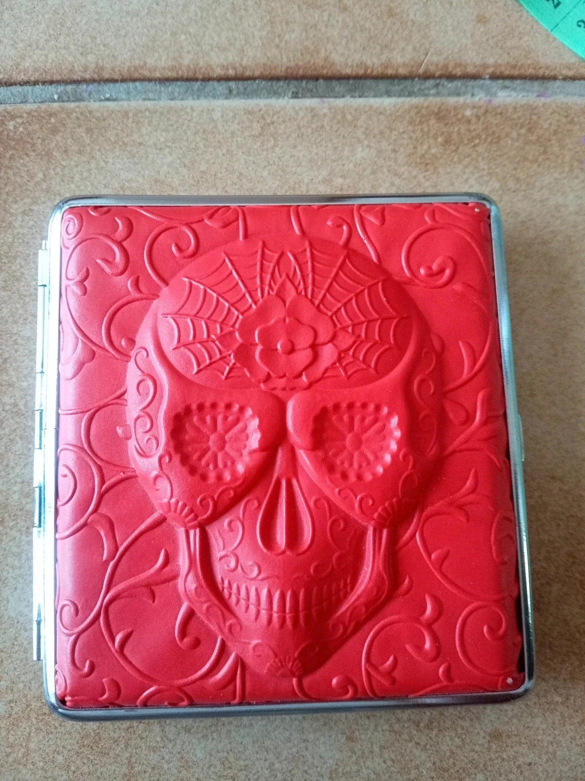 Étui à cigarettes rigide rouge avec tête de mort en relief - Style rock / gothique